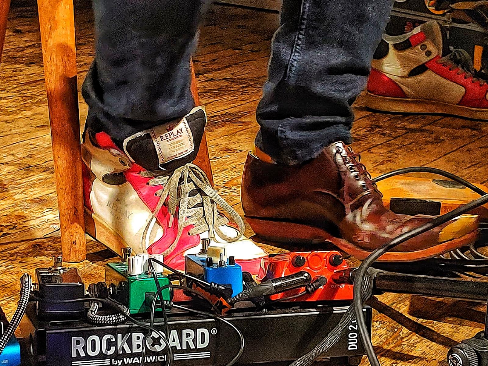 "Sir" Oliver Mally beim Soundcheck im Hinterhalt...